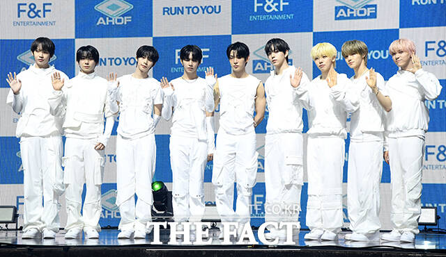 그룹 아홉(AHOF)의 장슈아이보, 박한, 서정우, 제이엘, 스티븐, 즈언, 차웅기, 박주원, 다이스케(왼쪽부터)가 8일 오후 서울 광진구 예스24 라이브홀에서 열린 미니3집 'RUN TO YOU' 쇼케이스에 참석해 포즈를 취하고 있다. /박상민 기자