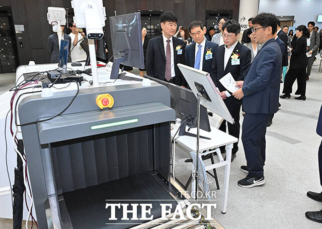 이날 제2회 항공보안주간 개막식에 참석한 내빈들이 기념촬영을 하고 있다. 앞줄 왼쪽 다섯 번째부터 홍지선 국토교통부 2차관, 박재희 한국공항공사 사장직무대행, 김범호 인천공항공사 사장직무대행, 우기홍 대한항공 부회장. /공항사진기자단