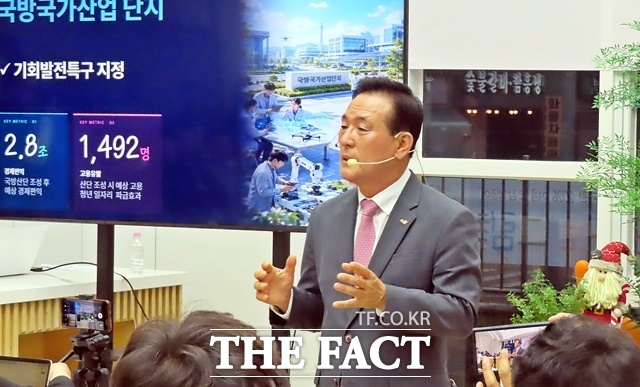 백성현 논산시장이 8일 논산미래광장에서 민선9기 첫 언론인 간담회를 갖고 논산시 미래 비전을 발표하고 있다. /김형중 기자