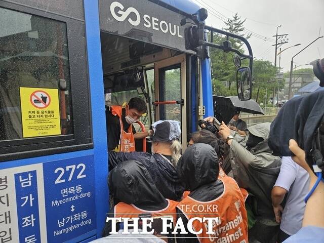 전국장애인차별철폐연대(전장연)가 8일 오전 서울 도심에서 버스 탑승 시위를 벌였다. 큰 충돌은 발생하지 않았지만 장맛비 속 출근길 교통 혼잡이 빚어졌다. /이다빈 기자