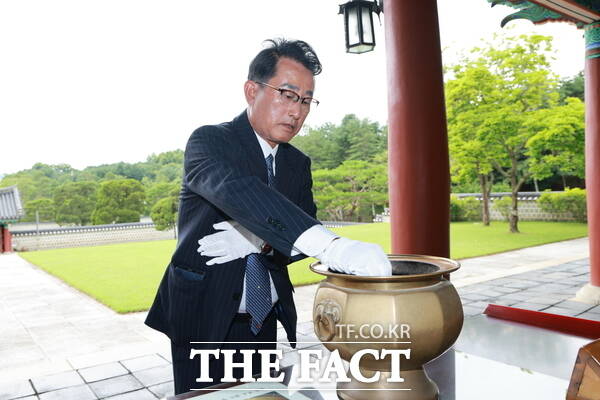 조진배 제42대 금산부군수가 지난 7일 칠백의총을 참배하고 있는 모습 /금산군