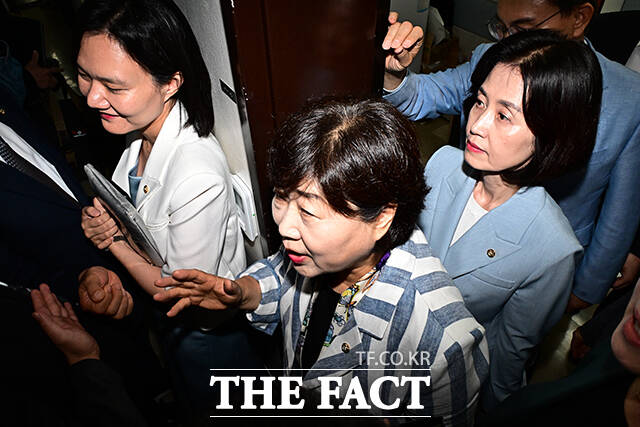 국민의힘 의원들의 면담요청 거절하며 법사위 회의장으로 이동하는 서영교 법사위원장.