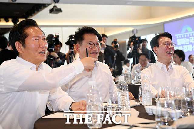 더불어민주당 최고위원 선거가 친석(친김민석)계와 친청(친정청래)계의 세 대결 양상으로 흐르는 가운데, 계파 경쟁이 당내 통합을 해칠 수 있다는 우려도 나온다. 사진은 정청래 전 민주당 대표와 송영길 의원, 김민석 전 국무총리(왼쪽부터)가 지난 3일 오후 서울 용산구 서울드래곤시티에서 열린 22대 후반기 국회 대비 국회의원 워크숍에 참석해 한 테이블에 앉아 있는 모습. /서예원 기자