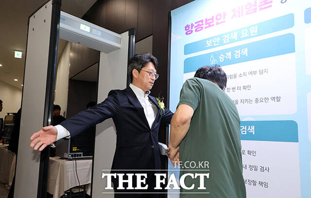이날 제2회 항공보안주간 개막식에 참석한 내빈들이 기념촬영을 하고 있다. 앞줄 왼쪽 다섯 번째부터 홍지선 국토교통부 2차관, 박재희 한국공항공사 사장직무대행, 김범호 인천공항공사 사장직무대행, 우기홍 대한항공 부회장. /공항사진기자단