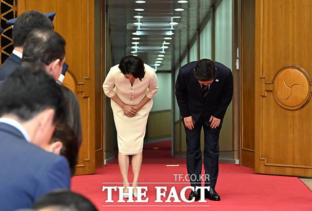 이재명 대통령은 8일(현지시간) 북대서양조약기구(NATO) 정상회의 일정을 마치고 튀르키예에서 몽골로 출국했다. 이 대통령과 김혜경 여사가 7일 오전 경기 성남시 서울공항에 도착해 인사하고 있다. /서울공항=박헌우 기자