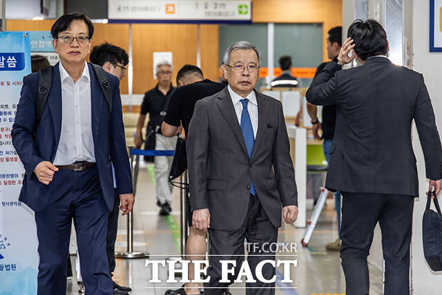 대장동 50억 클럽 뇌물 의혹으로 기소된 박영수 전 특별검사가 8일 오후 서울 서초구 서울중앙지방법원에서 열린 공판에 출석하고 있다. /남윤호 기자