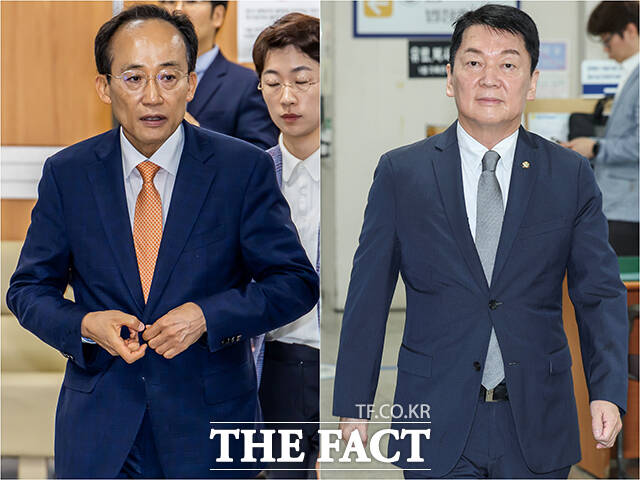 내란 중요임무종사 혐의로 기소된 추경호 대구시장(당시 국민의힘 원내대표)이 8일 서울 서초구 서울중앙지방법원에서 열리는 공판에 출석하고 있다. 안철수 국민의힘 의원(오른쪽)이 이날 공판에 증인으로 출석하는 모습. /남윤호 기자