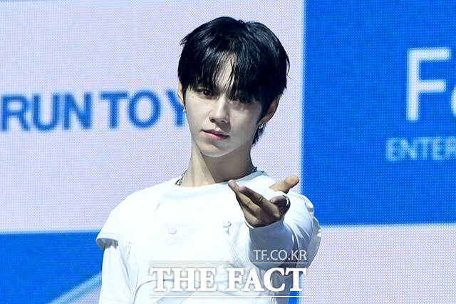 그룹 아홉(AHOF)의 장슈아이보, 박한, 서정우, 제이엘, 스티븐, 즈언, 차웅기, 박주원, 다이스케(왼쪽부터)가 8일 오후 서울 광진구 예스24 라이브홀에서 열린 미니3집 'RUN TO YOU' 쇼케이스에 참석해 포즈를 취하고 있다. /박상민 기자