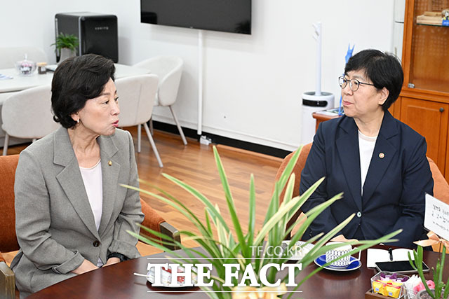 남인순 국회부의장(오른쪽)이 8일 오전 서울 여의도 국회부의장실을 찾은 정은경 보건복지부 장관과 기념 촬영을 하고 있다. /국회=서예원 기자