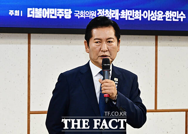 정청래 더불어민주당 전 대표가 8일 오전 서울 여의도 국회 의원회관에서 열린 서남권 반도체 클러스터 성공을 위한 정책토론회에 참석해 인사말을 하고 있다. /국회=배정한 기자