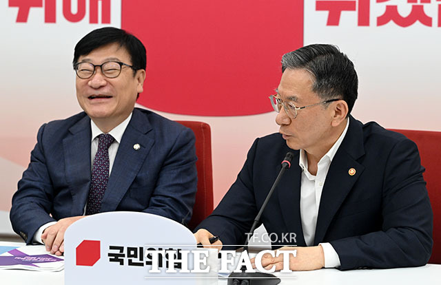 정점식 국민의힘 원내대표(왼쪽)가 8일 오전 서울 여의도 국회 원내대표실을 찾은 정성호 법무부 장관과 기념 촬영을 하고 있다. /국회=서예원 기자