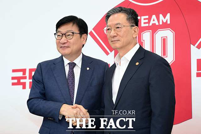 정점식 국민의힘 원내대표(왼쪽)가 8일 오전 서울 여의도 국회 원내대표실을 찾은 정성호 법무부 장관과 기념 촬영을 하고 있다. /국회=서예원 기자