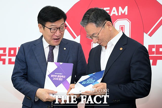 정점식 국민의힘 원내대표(왼쪽)가 8일 오전 서울 여의도 국회 원내대표실을 찾은 정성호 법무부 장관과 기념 촬영을 하고 있다. /국회=서예원 기자