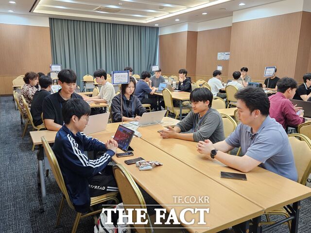 충남도립대 학생들이 '2026 AI 기반 로컬 스타트업 해커톤'에 참여해 기량을 겨루고 있다. /충남도립대
