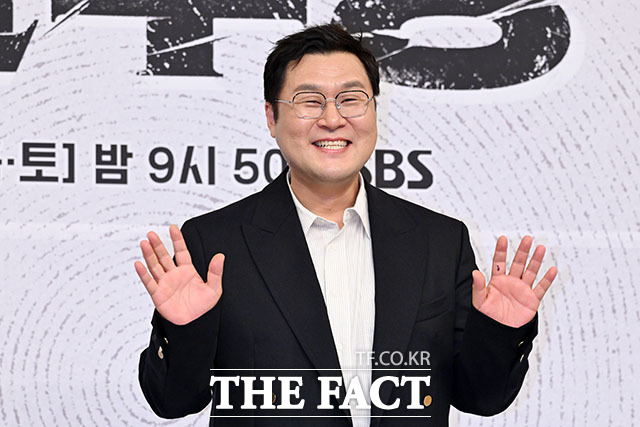SBS '김부장'의 시청률이 13%를 가뿐히 돌파하면서 배우 윤경호가 묵언수행을 하게 된 가운데, 팬사인회 개최 소식까지 전해져 관심을 모은다. 사진은 지난 6월 25일 오후 서울 양천구 목동 SBS에서 열린 SBS 새 금토드라마 ‘김부장’ 제작발표회에 참석해 포즈를 취하고 있는 모습. /서예원 기자