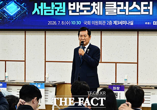 정청래 더불어민주당 전 대표가 8일 오전 서울 여의도 국회 의원회관에서 열린 서남권 반도체 클러스터 성공을 위한 정책토론회에 참석해 인사말을 하고 있다. /국회=배정한 기자