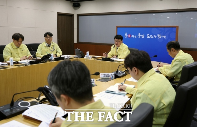 충남도가 8일 도청 재난종합상황실에서 지역재난안전대책본부 회의를 열고 집중호우 대응 상황을 점검하고 있다. /충남도