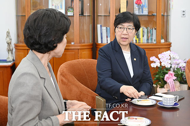 남인순 국회부의장(오른쪽)이 8일 오전 서울 여의도 국회부의장실을 찾은 정은경 보건복지부 장관과 기념 촬영을 하고 있다. /국회=서예원 기자