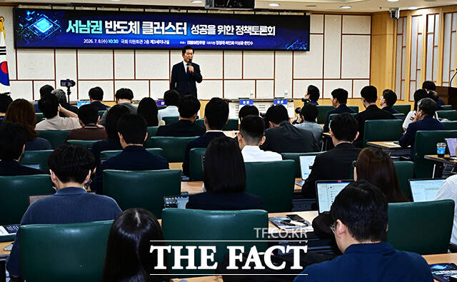 정청래 더불어민주당 전 대표가 8일 오전 서울 여의도 국회 의원회관에서 열린 서남권 반도체 클러스터 성공을 위한 정책토론회에 참석해 인사말을 하고 있다. /국회=배정한 기자