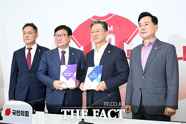 정점식 국민의힘 원내대표(왼쪽)가 8일 오전 서울 여의도 국회 원내대표실을 찾은 정성호 법무부 장관과 기념 촬영을 하고 있다. /국회=서예원 기자