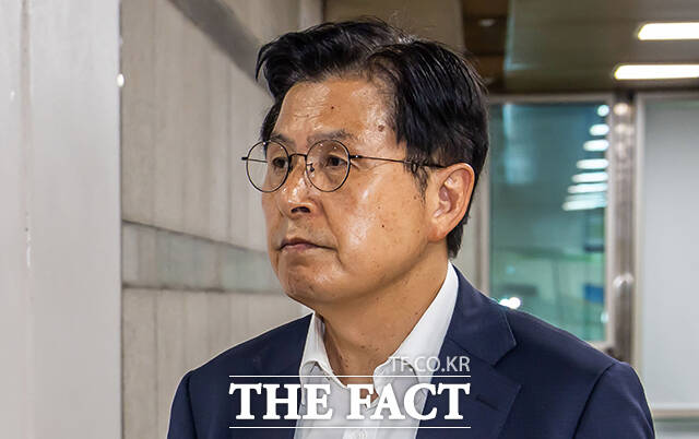 황교안 자유와혁신 대표가 8일 서울 서초구 서울중앙지방법원에서 열린 공직선거법 위반 혐의 공판에 출석하고 있다. /남윤호 기자
