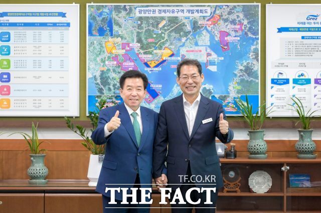 순천시가 미래 신산업 구축을 위한 산업 용지 확보에 나섰다. 손훈모 순천시장이 8일 구충곤 광양만권경제자유구역청장을 만나 산업 용지 확충 방안에 대해 논의했다. /순천시