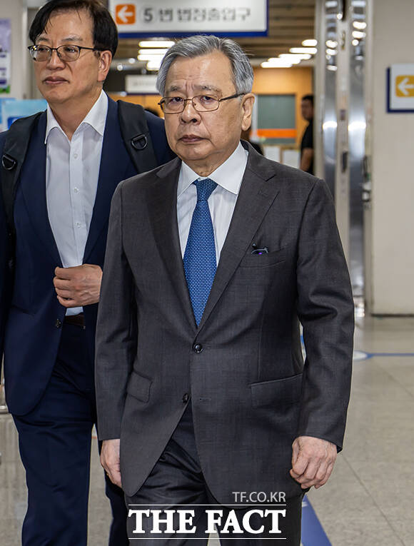 대장동 50억 클럽 뇌물 의혹으로 기소된 박영수 전 특별검사가 8일 오후 서울 서초구 서울중앙지방법원에서 열린 공판에 출석하고 있다. /남윤호 기자