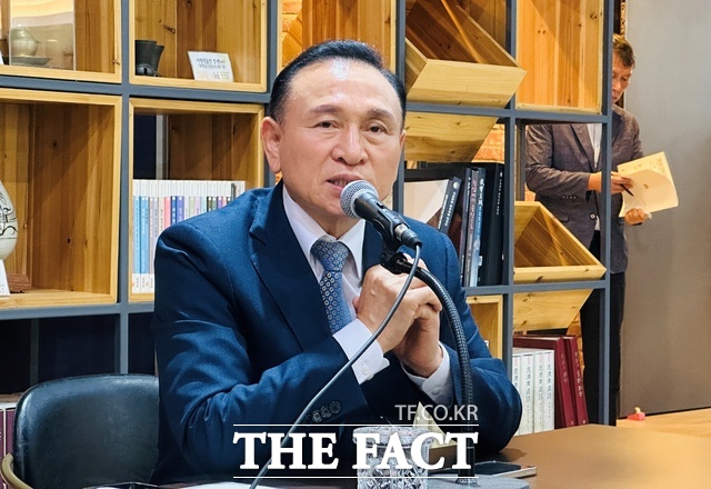 구본영 충남도 정무부지사가 8일 충남도청 프레스센터를 찾아 언론인들과 만나 발언하고 있다. /노경완 기자