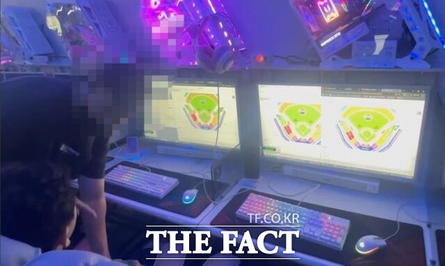 매크로, 직링 프로그램을 통해 범행하던 A 씨 검거 모습. /경기남부경찰청