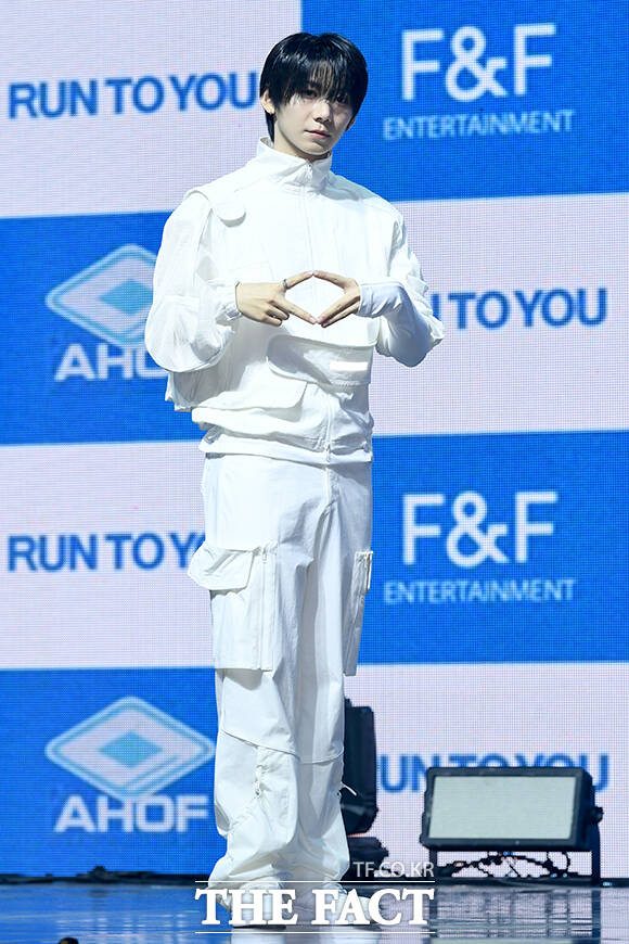 그룹 아홉(AHOF)의 장슈아이보, 박한, 서정우, 제이엘, 스티븐, 즈언, 차웅기, 박주원, 다이스케(왼쪽부터)가 8일 오후 서울 광진구 예스24 라이브홀에서 열린 미니3집 'RUN TO YOU' 쇼케이스에 참석해 포즈를 취하고 있다. /박상민 기자