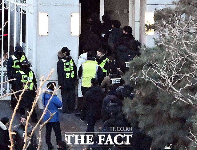 윤석열 전 대통령에 대한 고위공직자범죄수사처(공수처)의 2차 체포영장이 집행된 지난해 1월 15일 서울 용산구 한남동 대통령 관저 내부에서 공수처 수사관들과 경호처 관계자들이 대치하고 있다. /이효균 기자