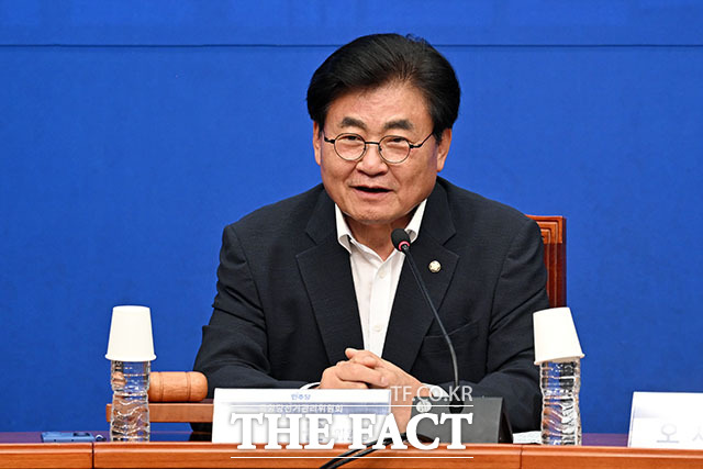 소병훈 더불어민주당 중앙당선거관리위원회 위원장(가운데)이 의사봉을 두드리고 있다.