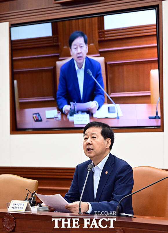 구윤철 부총리 겸 재정경제부 장관이 8일 오전 서울 종로구 정부서울청사에서 열린 비상경제본부 회의 겸 경제, 산업경쟁력강화 관계장관회의에 참석해 모두발언을 하고 있다. /임영무 기자
