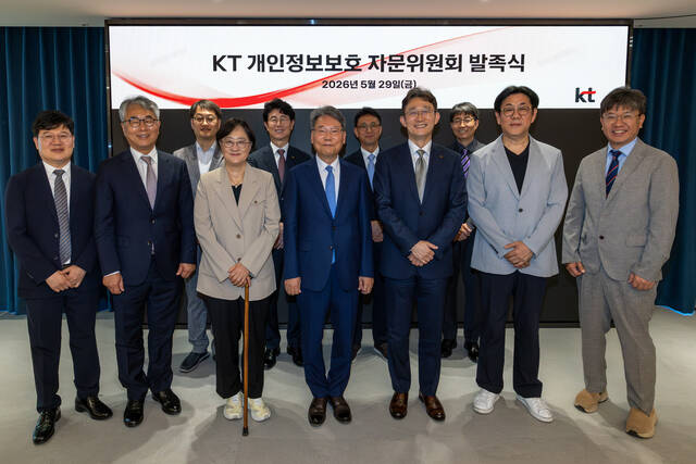 지난 5월 KT 개인정보보호 자문위원회 발족식에서 참석한 박윤영 KT 대표이사(앞줄 왼쪽 세 번째부터)와 엄흥열 KT 개인정보보호자문위원장 등 주요 인사들이 기념촬영을 하고 있다. /KT