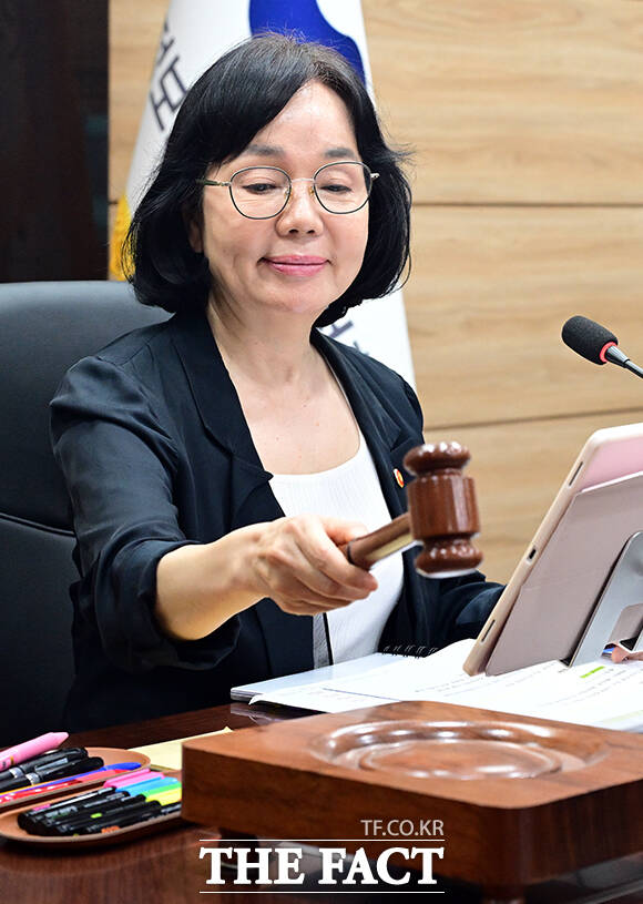 송경희 개인정보보호위원회 위원장이 8일 오후 서울 종로구 정부서울청사에서 열린 제13회 전체회의에 참석해 모두발언을 하고 있다. /임영무 기자
