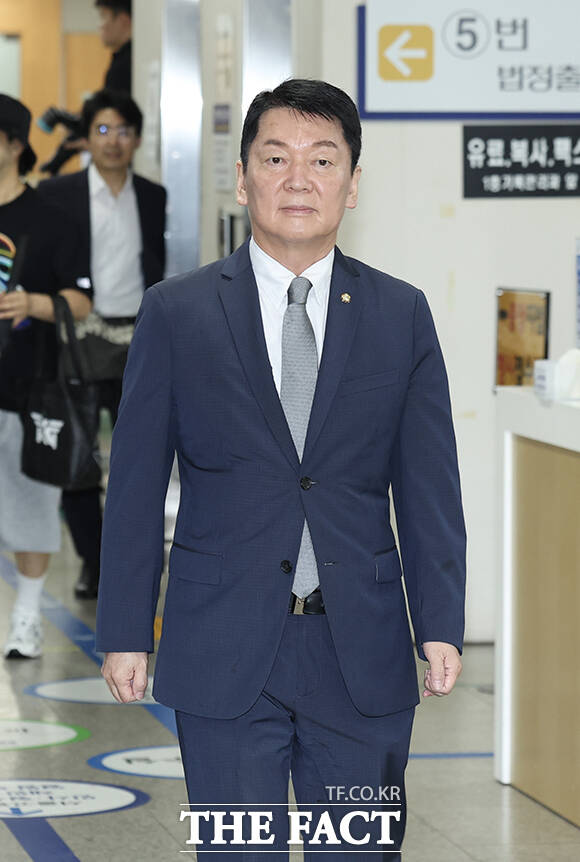 이날 증인 출석한 안철수 의원은 12·3 비상계엄 사태 후 윤석열 전 대통령의 하야를 촉구한 바 있다.