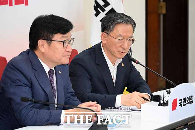 정점식 국민의힘 원내대표(왼쪽)가 8일 오전 서울 여의도 국회 원내대표실을 찾은 정성호 법무부 장관과 기념 촬영을 하고 있다. /국회=서예원 기자