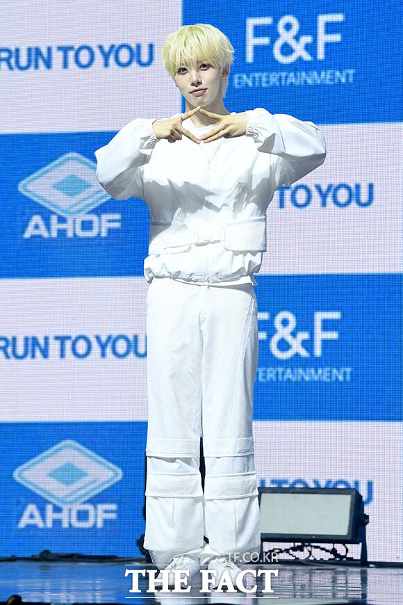 그룹 아홉(AHOF)의 장슈아이보, 박한, 서정우, 제이엘, 스티븐, 즈언, 차웅기, 박주원, 다이스케(왼쪽부터)가 8일 오후 서울 광진구 예스24 라이브홀에서 열린 미니3집 'RUN TO YOU' 쇼케이스에 참석해 포즈를 취하고 있다. /박상민 기자