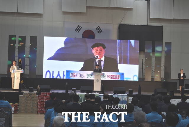 정승 한국후계농업경영인아산시연합회장이 8일 제19회 가족화합대회에서 대회사를 하고 있다. /정효기 기자