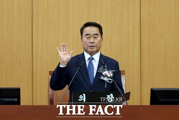 제10대 대전시의회가 8일 민생을 최우선으로, 소통하는 열린 의회를 약속하며 개원식을 열고 4년간의 공식 의정활동에 들어갔다. 조성칠 의장이 선서를 하고 있다. /대전시의회