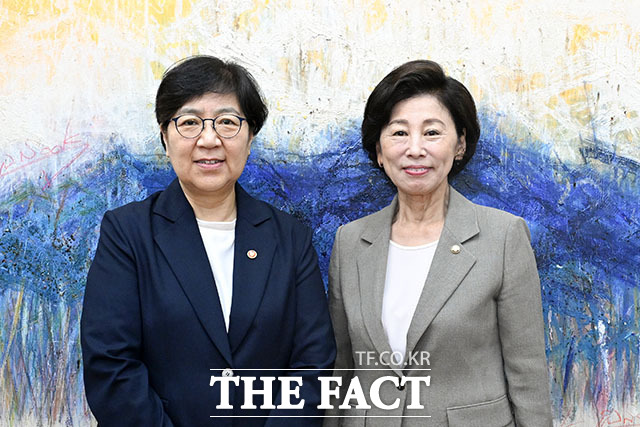 남인순 국회부의장(오른쪽)이 8일 오전 서울 여의도 국회부의장실을 찾은 정은경 보건복지부 장관과 기념 촬영을 하고 있다. /국회=서예원 기자