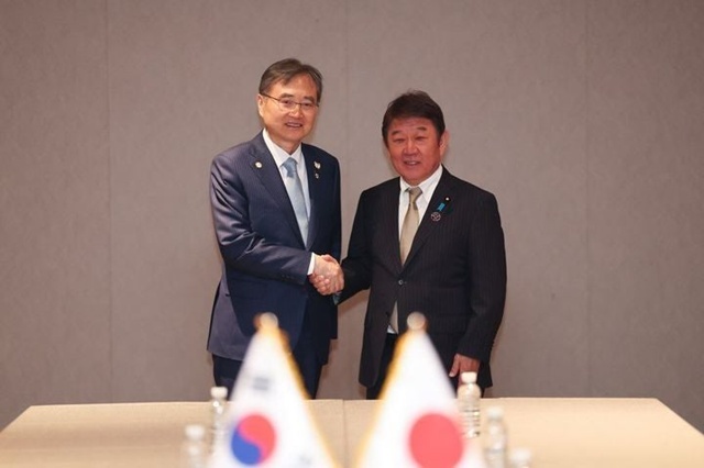 8일 외교부에 따르면 조현 외교부 장관(왼쪽)은 7일(현지시간) 튀르키예 앙카라에서 개최된 한미일 외교장관회의를 계기로 모테기 도시미쓰 일본 외무대신과 한일 외교장관회담을 실시했다. 사진은 한일 외교장관이 지난해 10월 29일 경주 APEC 외교통상합동각료회의(AMM) 계기 회담을 가졌던 모습. /외교부