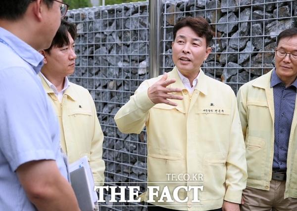 전문학 대전시 서구청장이 8일 오전 여름철 재난에 대비해 탄방지하차도 현장을 점검하고 있다. /대전시 서구