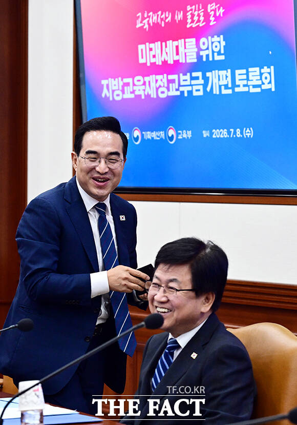 최교진 교육부 장관(오른쪽)이 8일 오전 서울 종로구 정부서울청사에서 열린 교육 교부금 개편 관련 공개 토론회에 참석해 모두발언을 하고 있다. /임영무 기자