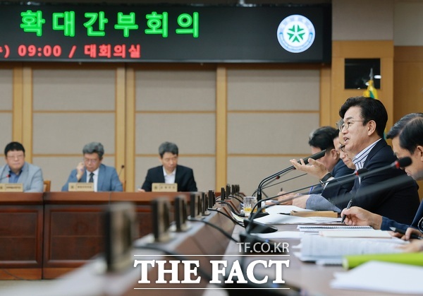 허태정 대전시장이 8일 확대간부회의를 주재하고 있다. /대전시