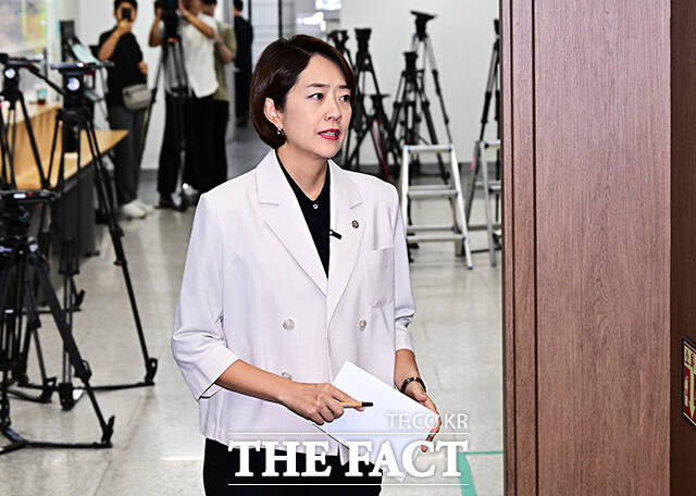 고민정 더불어민주당 의원이 8일 오전 서울 여의도 국회 소통관에서 기자회견을 열고 당대표 출마선언을 하고 있다. /국회=배정한 기자