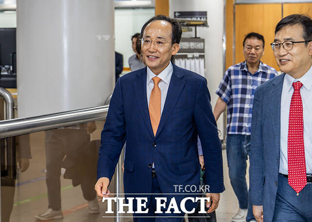 이날 증인 출석한 안철수 의원은 12·3 비상계엄 사태 후 윤석열 전 대통령의 하야를 촉구한 바 있다.