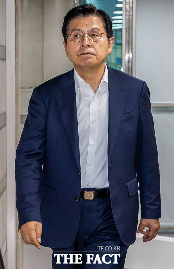 황교안 자유와혁신 대표가 8일 서울 서초구 서울중앙지방법원에서 열린 공직선거법 위반 혐의 공판에 출석하고 있다. /남윤호 기자