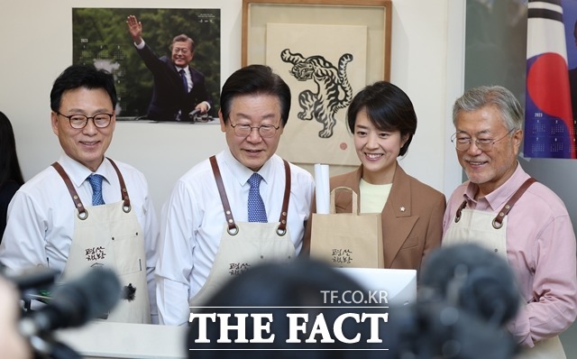 고민정 의원은 문재인 정부 청와대에서 대변인을 지낸 당내 대표적 친문계 인사다. 사진은 2023년 5월 10일 경남 양산시 하북면 평산책방에서 책을 구매한 당시 박광온 원내대표, 이재명 대표, 고민정 최고위원이 문재인 전 대통령과 기념 촬영 하고 있는 모습. /뉴시스