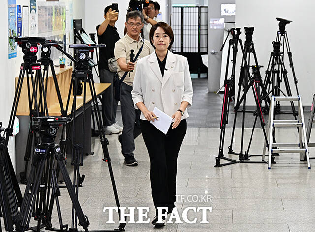 고민정 더불어민주당 의원이 8일 오전 서울 여의도 국회 소통관에서 기자회견을 열고 당대표 출마선언을 하고 있다. /국회=배정한 기자